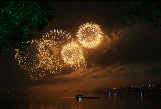 月色婵娟 灯影阑珊 火树银花不夜天 烟花飞舞迎新年 2020年元宵之夜