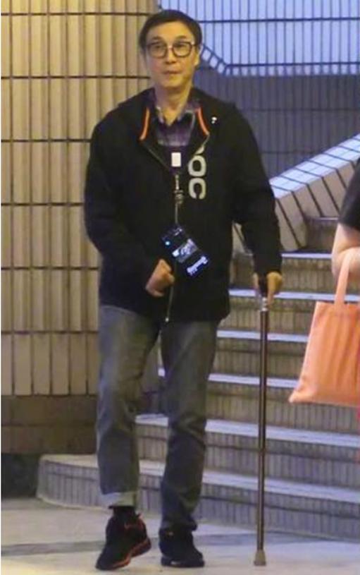 70岁刘松仁走路持拐被疑中风?右手姿势令人担忧,友人发声回应