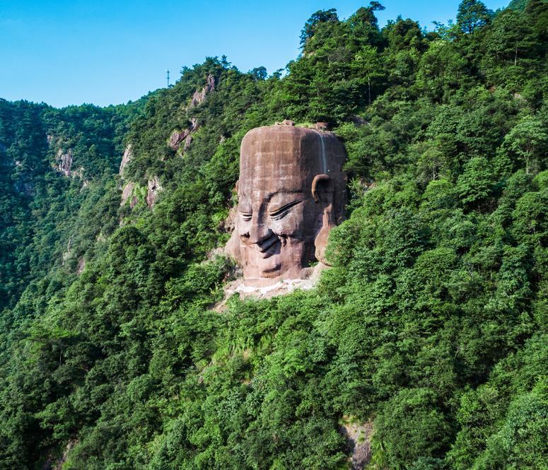 而时间发展到现在,千佛山已经成为了当地的标志性景点,随着名气越来
