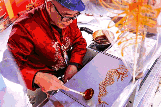 这里不仅有来自国际的精品美食 也有 中华传统老手艺 汇