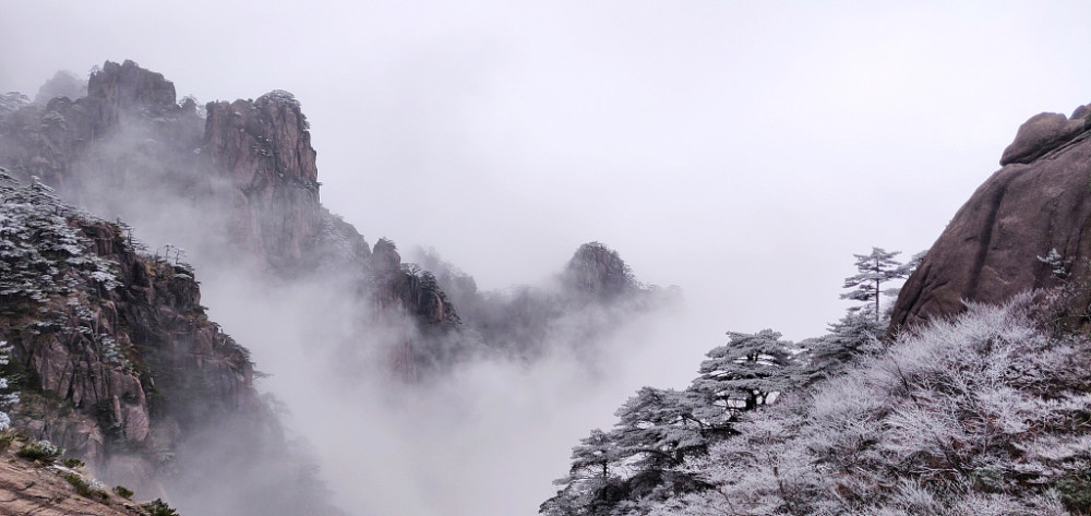 安徽黄山景区冬日现云海景观