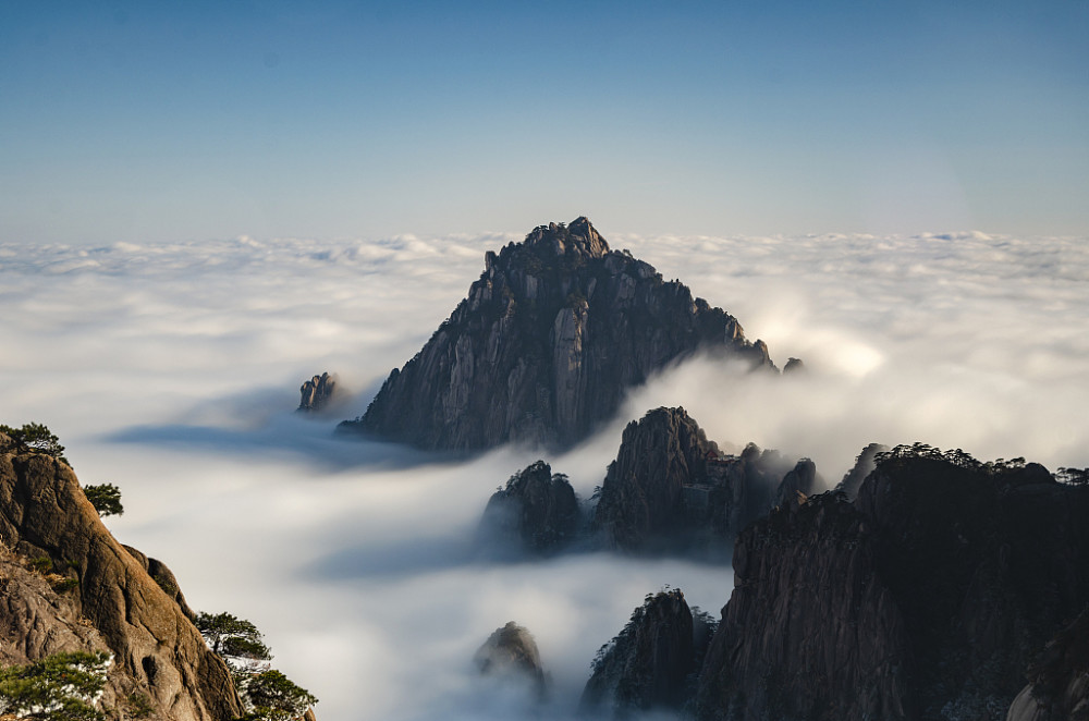 安徽黄山景区冬日现云海景观