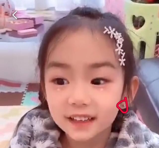 戚薇晒女儿最新视频,lucky4岁就打了耳洞,时尚感不输妈妈