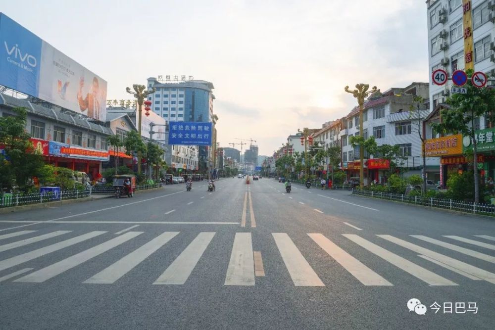 图为巴马城区的寿乡大道. 杨念 松/摄