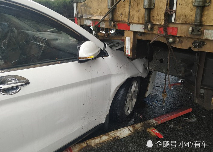 哈弗m6高速追尾大货车,a柱纹丝不动,网友:25%偏置碰撞