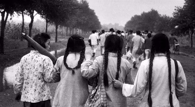 50年代的中国:图3女孩穿衣大胆,图6批斗地主,图9天安门广场扩建中