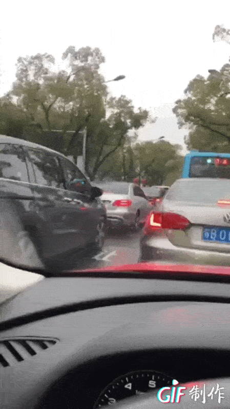 宜兴昨晚又见车祸 今早全城堵车大片上演,这阴雨天何时休?