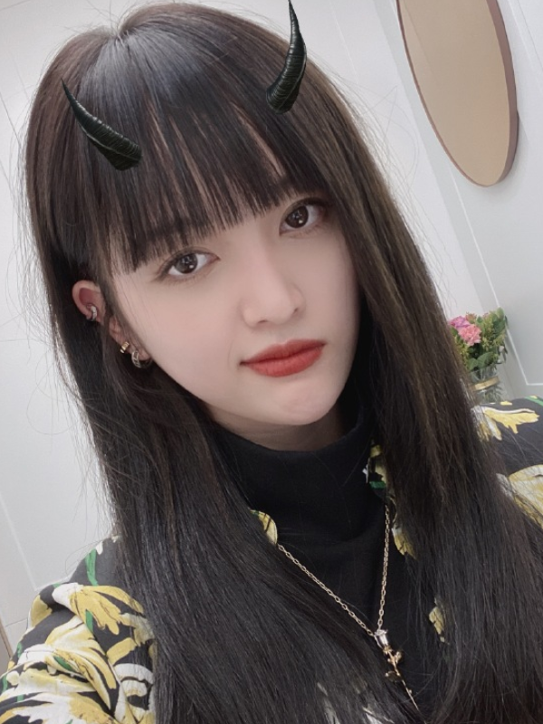 吴宣仪首次挑战黑发齐刘海造型,本以为会很土,谁知精致可爱萝莉感十足