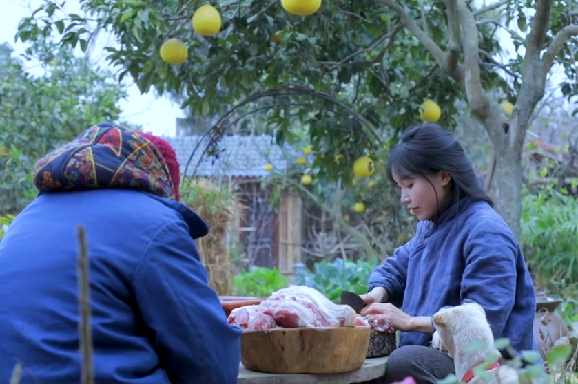 李子柒大冬天用冷水洗肉,有谁注意她的手?还是你心目中的仙女吗?
