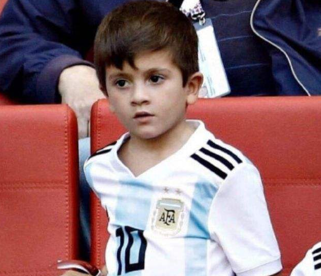 球王梅西是阿根廷著名的足球运动员.