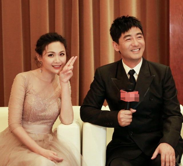 程莉莎一家三口同框拜年,"望夫脸"注视郭晓东,四目相对太宠溺