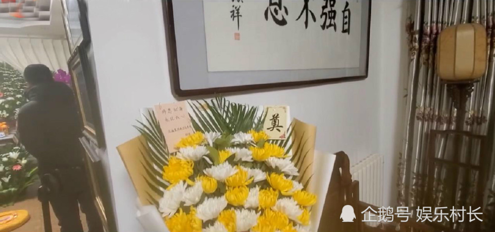 挂着赵忠祥的大幅彩色遗像,灵堂四周则摆放着赵忠祥生前喜欢的鲜花