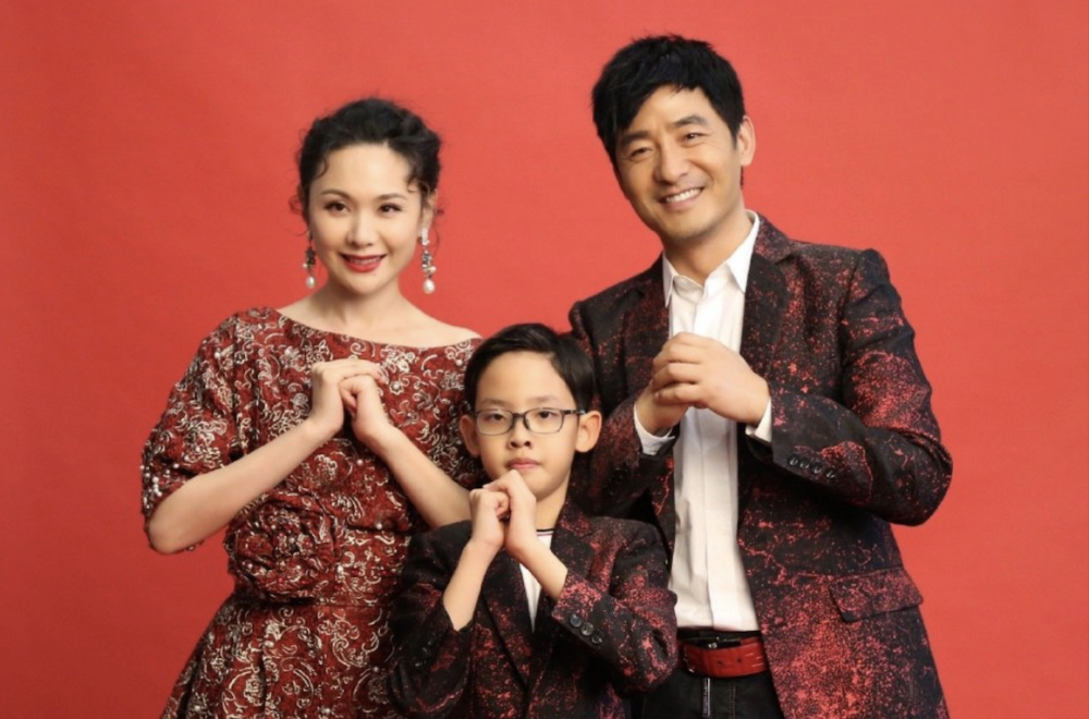 程莉莎小年晒一家三口全家福,儿子长相帅气酷似郭晓东