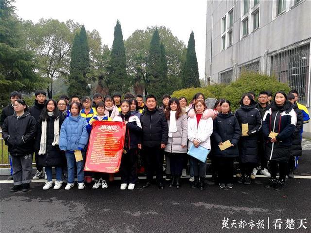 爱心企业连续10年捐助贫困学子,汉阳二中今年又有60名