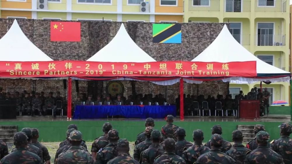 当地时间1月16日,中坦两军在坦桑尼亚某训练基地举行联合行动演练.