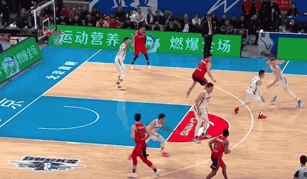 2.顾全直塞给沈梓捷,沈梓捷反跑直切篮下,以一记精彩的扣篮结束进攻.