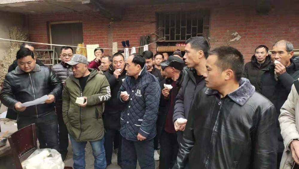 新乡辉县百余农民工被欠薪 讨薪工人被打伤,血汗钱被各种名目克扣殆尽