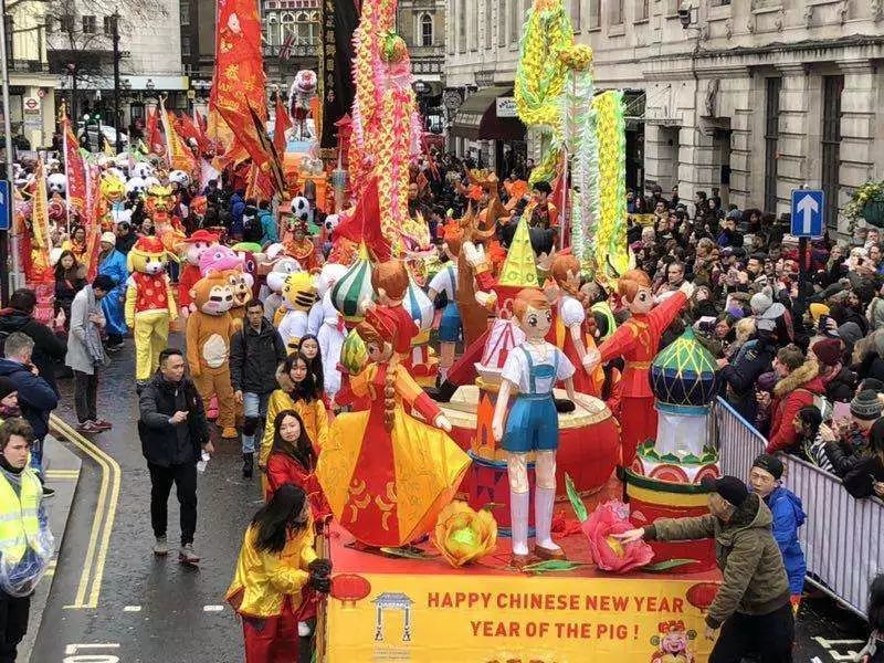 原来印度是哭出来的新年,意大利的新年全靠摔盘子和跳河!