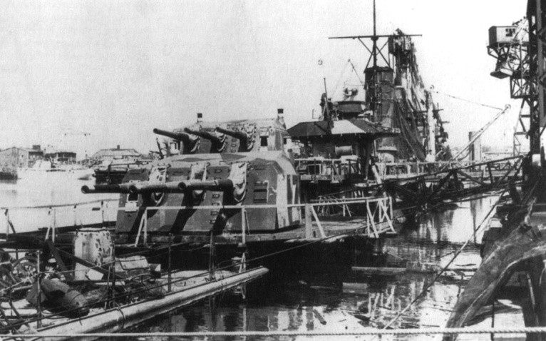 1945年4月19日拍摄的坐沉于威廉港的"科隆"号轻巡洋舰.