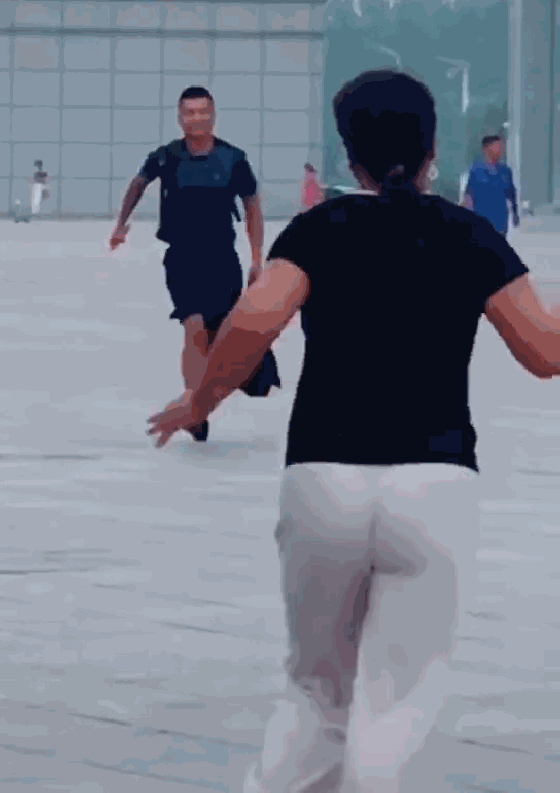 当兵3年的儿子回家 母亲像个撒娇的孩子 冲过去拥抱 别人家的娃一年总