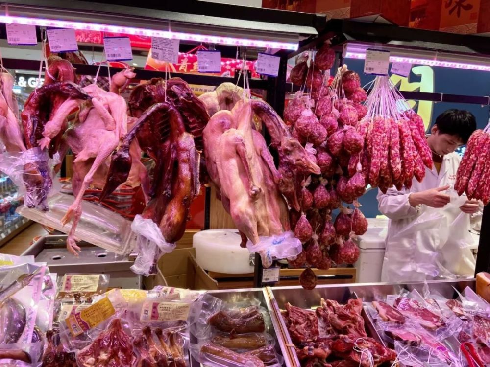 生鲜市场里各色肉类一应俱全