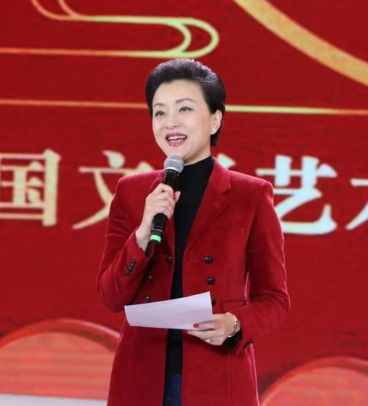 当47岁董卿与52岁周涛杨澜同穿红色西装,终于见识了高级的气质美