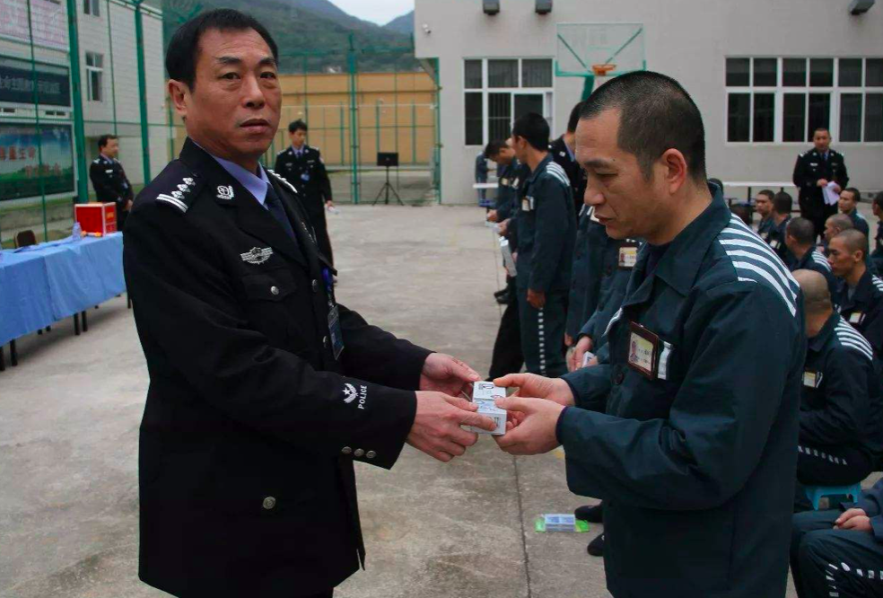 在监狱服刑时,服刑人员在什么情况下,可以离开监狱呢?
