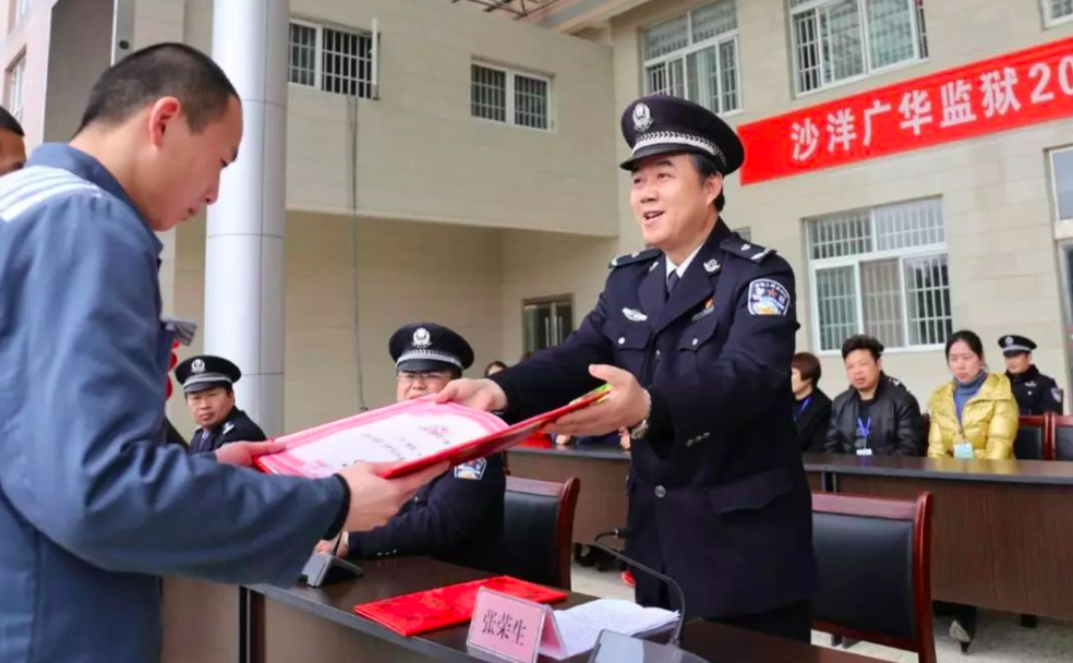 在监狱服刑时,服刑人员在什么情况下,可以离开监狱呢?