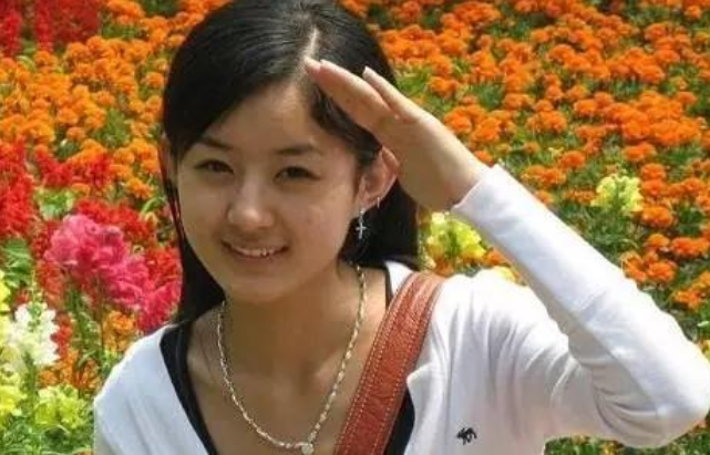 赵丽颖出道前生图被疯传,看到高清下的颜值,被这脸怔住了