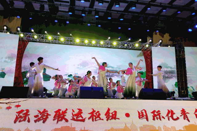 欢快的舞蹈跳起来悠扬的歌声唱起来外籍教师们与我们一起同祝幸福年