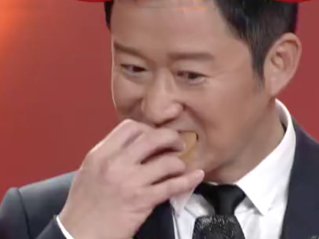 吴京把道具蛋糕给吃了,最后表情太搞笑,实力演绎"大吃一京"