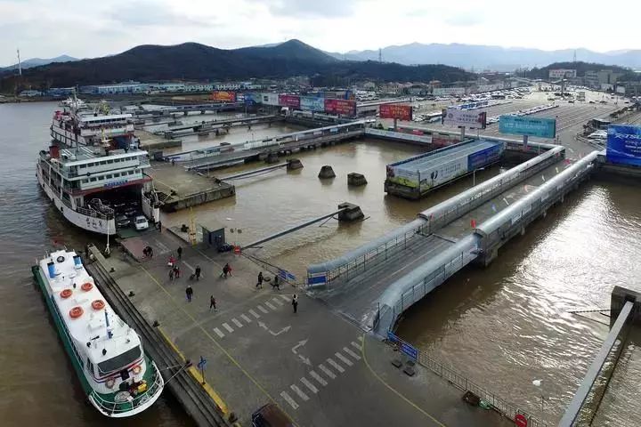 三江客运站窗口 都是出售当天客票, 现定海港务码头原设置的 三江客运