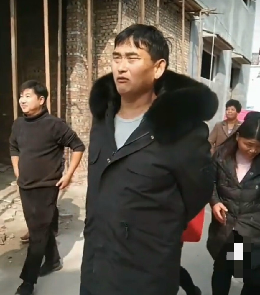 大衣哥穿棉服倒背手街上边走边看,有人说像领导视察网友:接地气