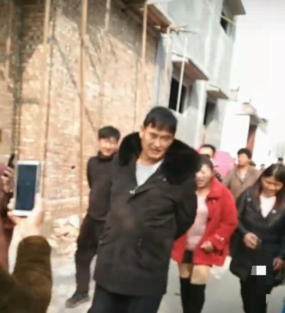 大衣哥穿棉服倒背手街上边走边看,有人说像领导视察网友:接地气