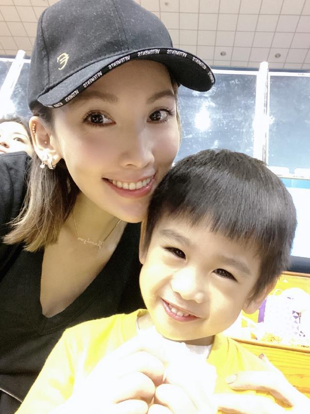 陈若仪晒双胞胎儿子近照,林志颖侄女罕见出境,长发披肩五官精致
