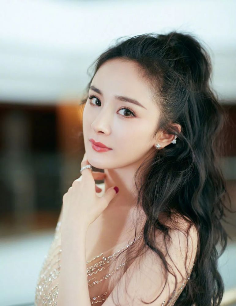 双眼皮,一字眉已经过时了,2020年的美女标准长这样