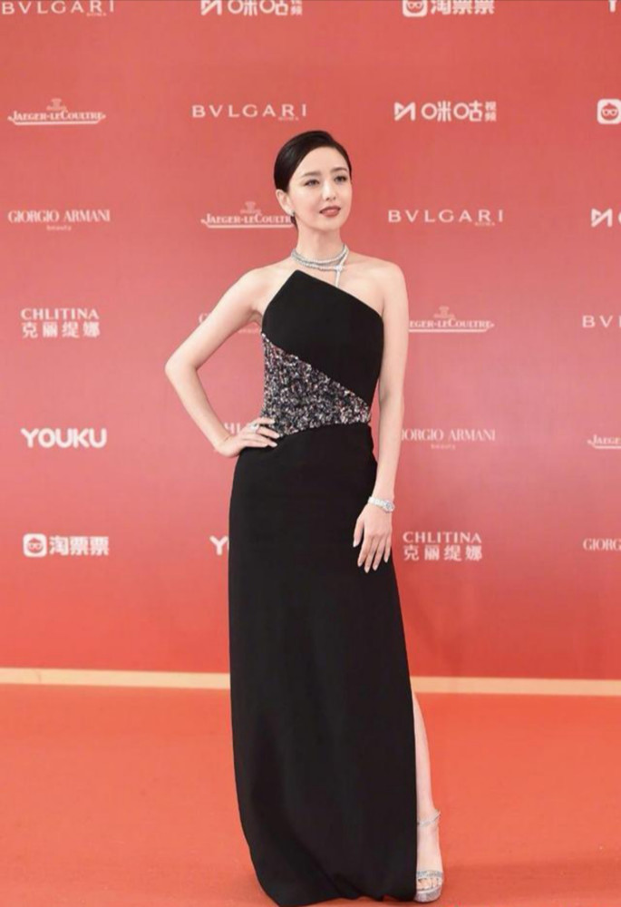 新晋春晚主持佟丽娅,不仅靠实力,时尚穿搭同样优雅时髦
