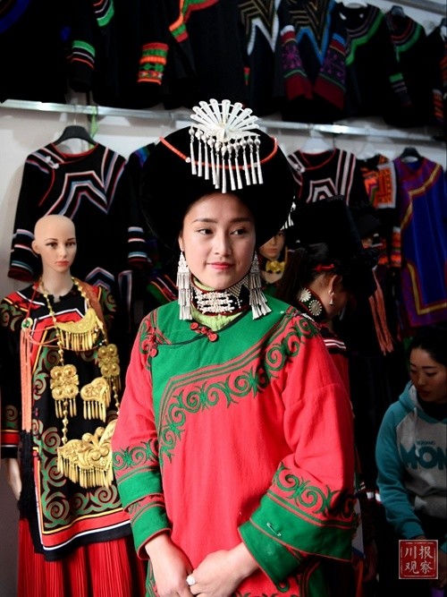 马边县:彝族传统服饰文化增添节日气氛