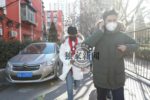 王俊凯现身北电参加艺考 遭媒体粉丝围堵