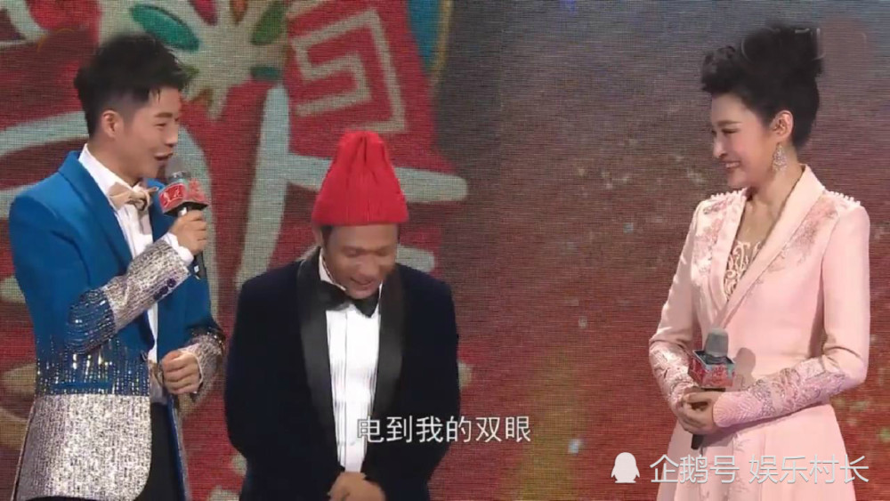 之后,宋小宝则到了周涛身边,抓住周涛胳膊头便依偎了上去十分害羞.