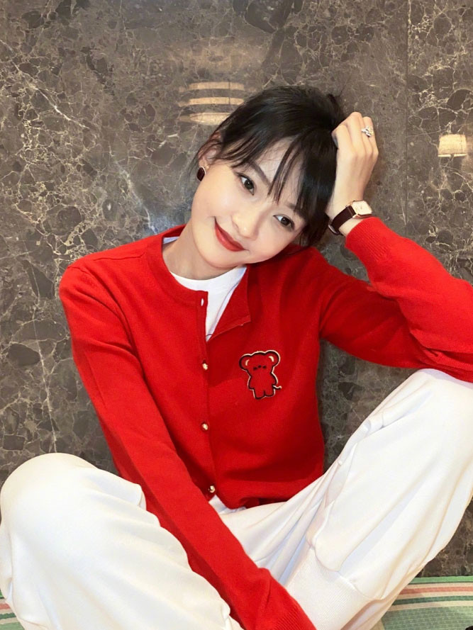 26岁孙怡又美了,穿红色毛衣搭红色小包,不愧是肤白貌美的辣妈!