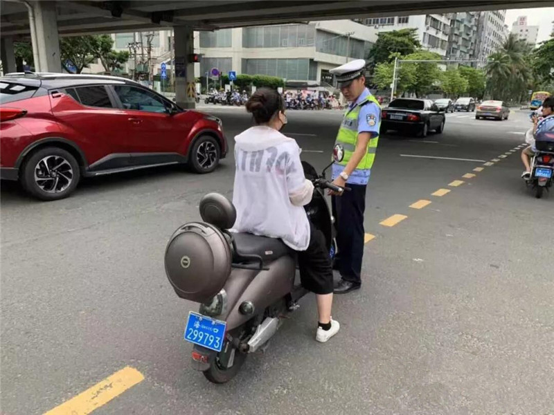 骑电动车不戴头盔会被罚钱?车主反问交警:你咋不戴?