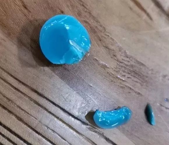 一大把绿松石,他以为是假的,全砸了