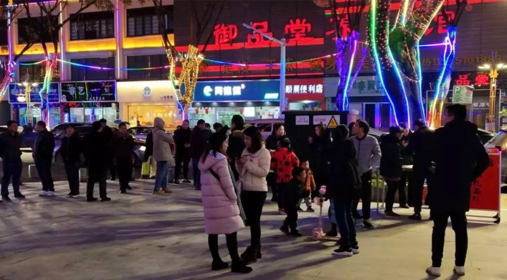 现场就聚集了很多来宾,大家都想一同见证这个新地标-贺州汇豪·女人街