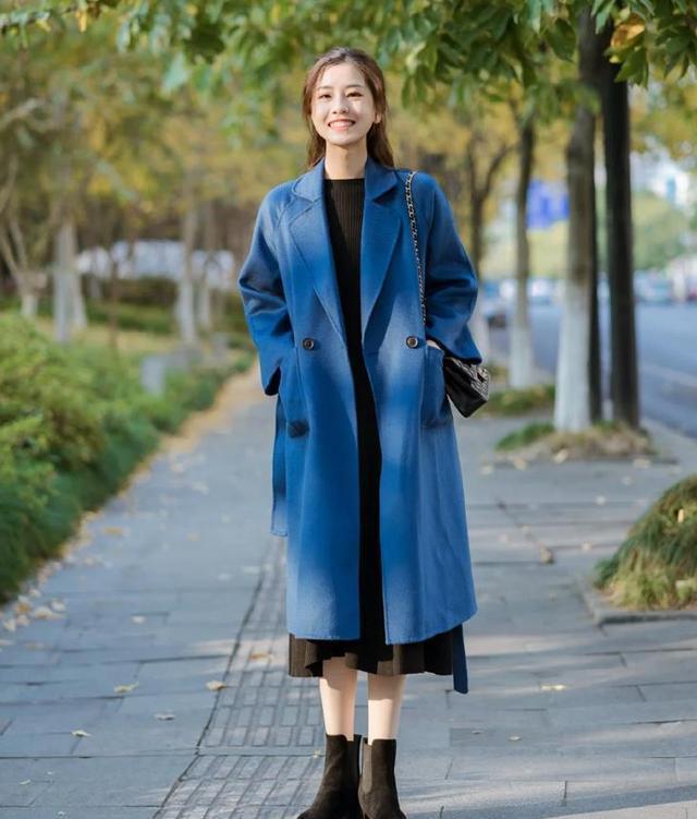 穿搭look2:蓝色大衣 针织裙