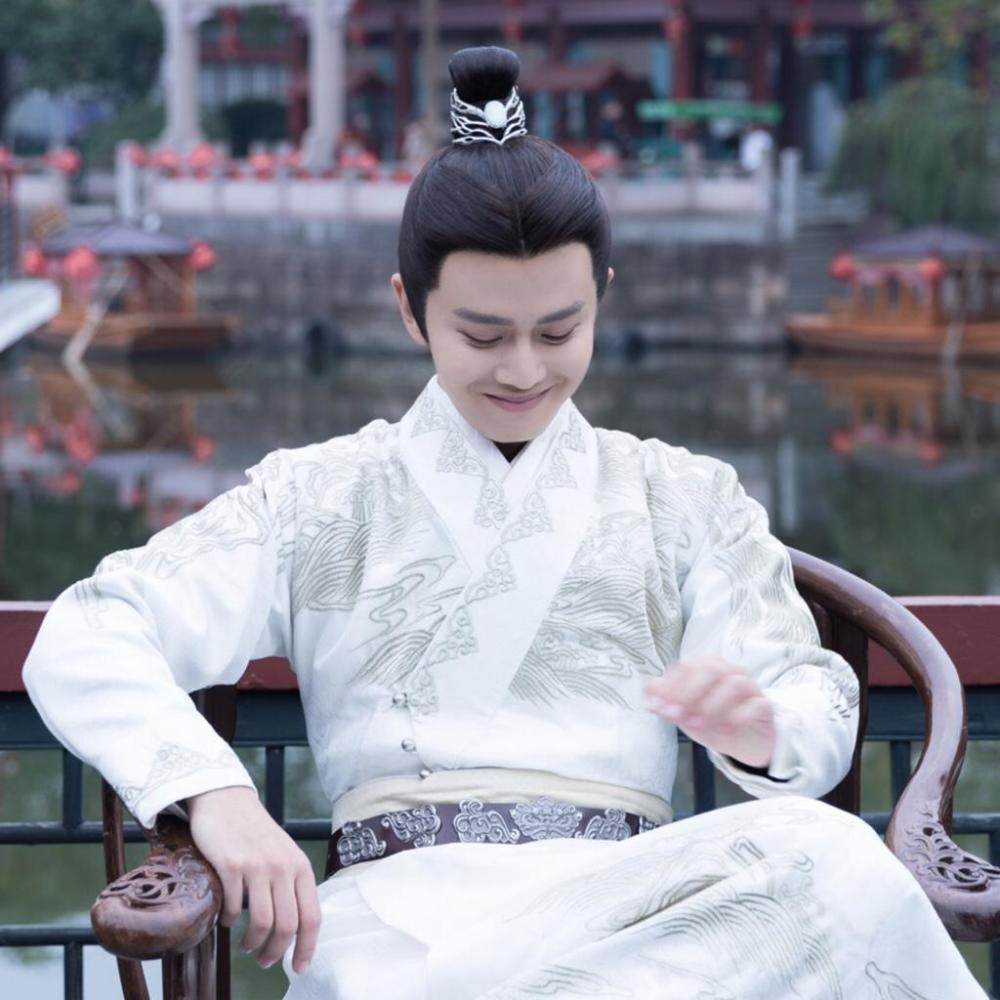 最近大火的任嘉伦竟然每天要回家带孩子 吐槽赵丽颖找