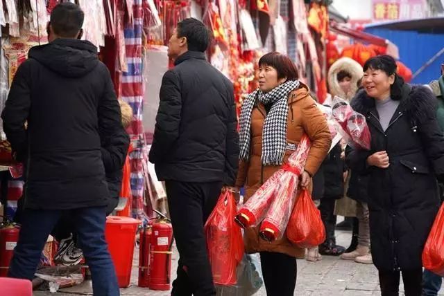 浓浓的年味,火红的市场,洛阳关林市场寻觅年味