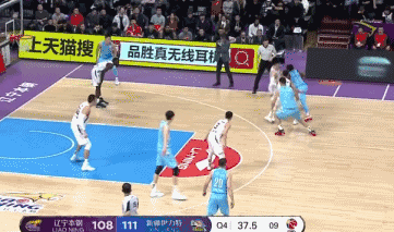 辽宁整条进攻线几乎被防死情况下,赵继伟如上图选择强突西热力江,周琦