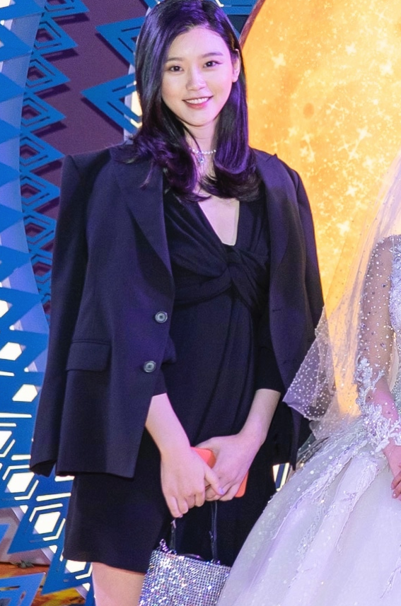 何猷君夫妇参加婚礼,奚梦瑶产后3月脸蛋依旧圆润,贵妇