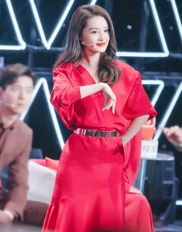 李沁春晚舞台上表演昆曲身段,有谁注意到身后李现的眼神:想起她了吗?